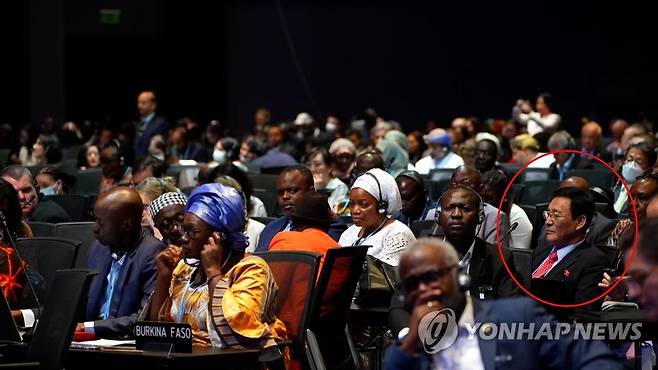 마동희 이집트 주재 북한 대사, 유엔기후변화협약 당사국총회 참석 (서울=연합뉴스) 마동희 이집트 주재 북한 대사(붉은 원)가 7일(현지시간) 이집트 샤름 엘 셰이크에서 열린 제27차 유엔기후변화협약 당사국총회(COP27)에 참석한 것으로 확인됐다. COP27 현장 영상 속 마 대사의 모습. 2022.11.8 [COP27 유튜브 영상 캡처. 재판매 및 DB 금지] nkphoto@yna.co.kr