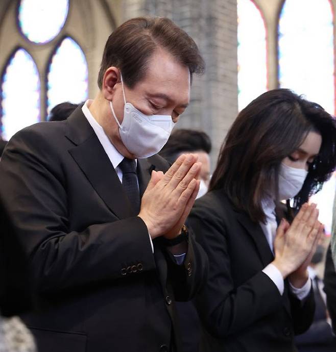 윤석열 대통령과 김건희 여사가 6일 서울 중구 명동성당에서 열린 이태원 참사 희생자 추모 미사에 참석, 기도하고 있다.(사진=연합뉴스)