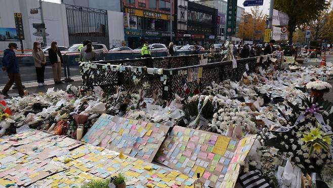 9일 서울 용산구 이태원역 1번 출구에 마련된 이태원 참사 희생자 추모공간이 시민들이 놓은 꽃과 추모글로 가득하다.(사진=연합뉴스)