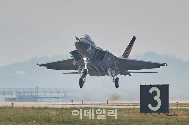 국산 전투기 KF-21 시제2호기가 첫 비행을 하고 있다. (사진=방위사업청)