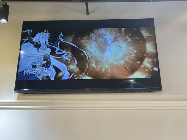 - 스크린으로 재생되는 마에스트로 네퀴티아의 모습&nbsp;