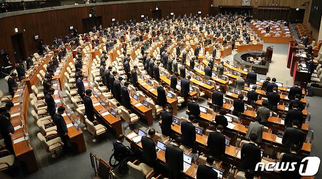 10일 서울 여의도 국회에서 열린 본회의에서 여야 의원들이 '이태원 참사' 희생자 추모 묵념을 하고 있다. 2022.11.10/뉴스1 ⓒ News1 허경 기자