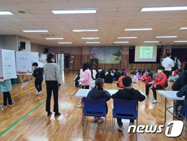 전주완산초등학교 학생들이 9일 통합운영학교에 대한 찬반투표를 실시하고 있다.(전북교육청 제공)2022.11.10/뉴스1