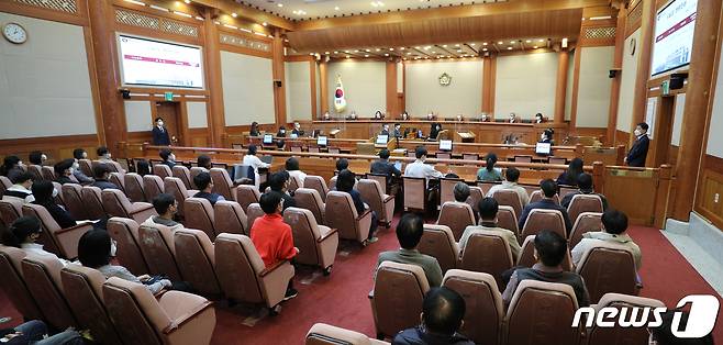 유남석 헌법재판소장과 재판관들이 10일 오후 서울 종로구 헌재 대심판정에서 열린 후천성면역결핍증 예방법(에이즈 예방법) 제19조 등 위헌제청 사건에 대한 공개변론에 자리하고 있다. 2022.11.10/뉴스1 ⓒ News1 안은나 기자