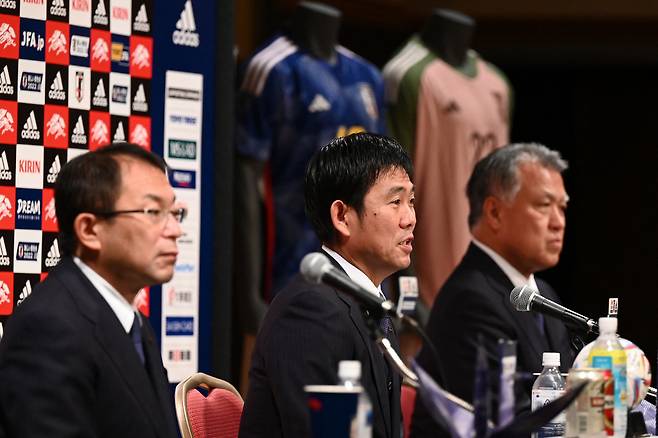 Japan's national football team manager Hajime Moriyasu (C) speaks as Japan Football Association chairman Kozo Tashima (R) and JFA technical coach Yasuharu Sorimachi (L) listen during a press conference to officially announce the members of Japan's 2022 World Cup squad headed to Qatar, in Tokyo on November 1, 2022. (Photo by Richard A. Brooks / AFP)







<저작권자(c) 연합뉴스, 무단 전재-재배포 금지>