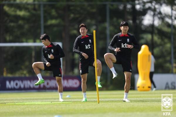 이강인(왼쪽), 손흥민(오른쪽)도 최전방에서 활약할 수 있다. ⓒKFA