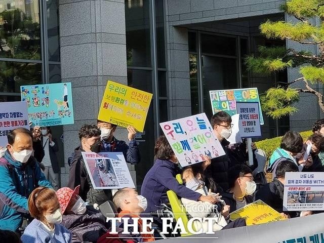 부산뇌성마비부모회, 한국장애인복지관협회, 부산참여연대 등 장애인·시민단체가 10일 부산지역 기초지자체에 보행환경 개선을 촉구하는 기자회견을 하고 있다. /참여연대 제공