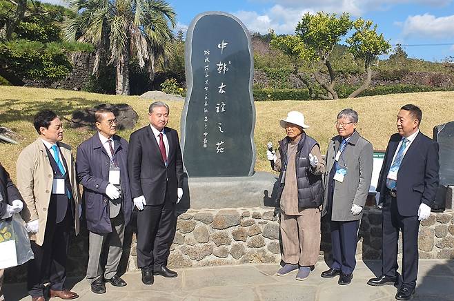 지난 5일 제주시 한경면 저지리 '생각하는 정원'에서 열린 한중수교 30주년 기념식에서 성범영 원장(오른쪽에서 세번째)이 기념비에 대해 설명하고 있다./오재용 기자