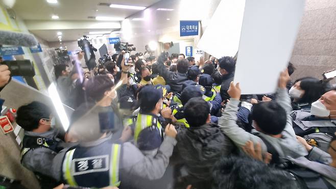 9일 오후 11시 8분쯤 서울 영등포구 영등포역에 '오봉역 사망사고' 대책 논의차 방문한 원희룡 국토교통부 장관을 둘러싸고 노조원들과 국토부 관계자 등이 몸싸움을 벌이고 있다. /채민석 기자