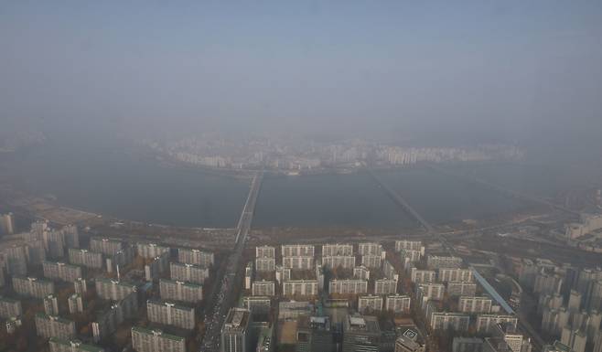 서울시가 9개월 만에 초미세먼지 주의보를 발령한 10일 송파구에서 바라본 서울도심이 뿌옇다. /뉴스1