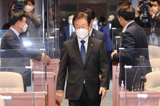 이재명 더불어민주당 대표가 10일 국회에서 열린 의원총회에 참석하고 있다. 연합뉴스.