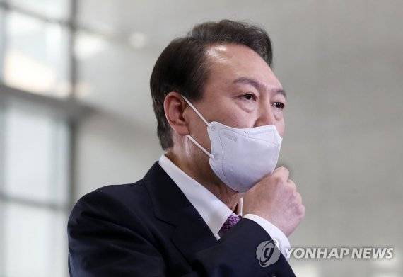 질의응답하는 윤석열 대통령 (서울=연합뉴스) 안정원 기자 = 윤석열 대통령이 10일 오전 서울 용산 대통령실 청사로 출근, 기자들과 질의응답을 하고 있다. 2022.11.10 [대통령실통신사진기자단] jeong@yna.co.kr (끝)