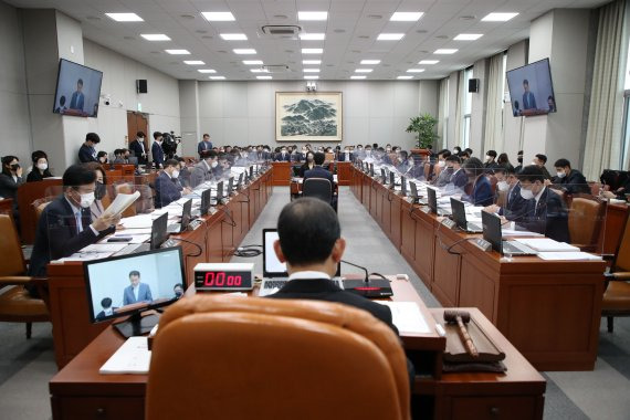 이광재 국회 사무총장이 9일 서울 여의도 국회에서 열린 운영위원회 전체회의에서 예산안 제안설명을 하고 있다. 사진=뉴시스