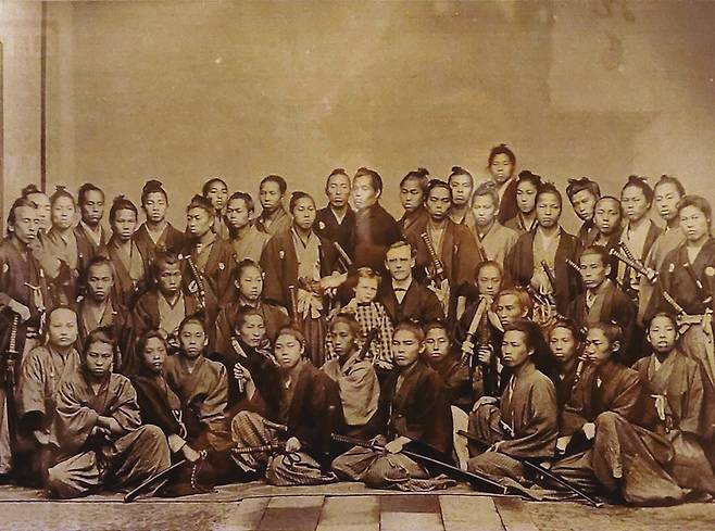 일본 혁명의 주요 인물들이 대거 등장하는 희귀한 사진(1865년 초 나가사키). 사카모토 료마, 가쓰 가이슈, 기도 다카요시, 사이고 다카모리, 이토 히로부미 등이 있다고 한다
