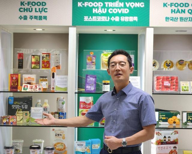 지난달 21일 한국농수산식품유통공사(aT) 아세안지역본부 하노이지사에서 이광성 차장이 베트남 현지 주력 수출상품인 인삼류 등 건강기능식품에 대해 설명하고 있다. 하노이=정재호 특파원