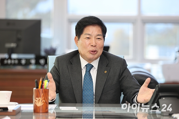 공영민 전라남도 고흥군수가 "편가르기 없는 고흥군을 만들겠다"고 강조하고 있다.[사진=윤준호 기자]