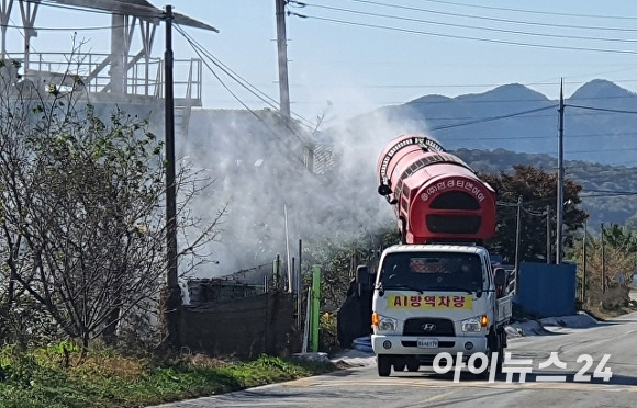 AI방역 차량이 가금농가를 소독하고 있다 [사진=정종윤 기자]