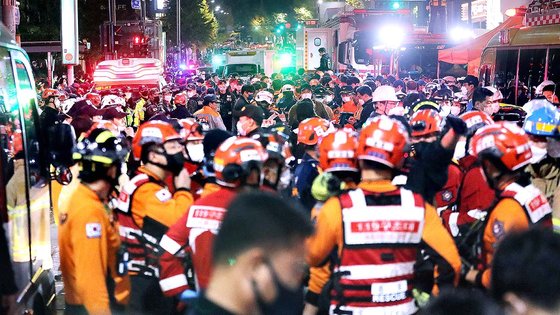 지난달 30일 사고가 발생한 서울 용산구 이태원 사고현장에서 소방구급 대원들이 현장을 수습하고 있는 모습. 뉴스1
