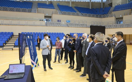 2027하계세계대학경기대회 개최지 선정을 앞두고 FISU 평가단이 시설을 점검하고 있다. [사진 충남도]