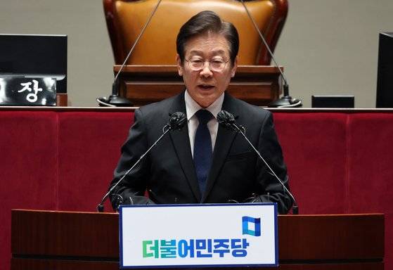 이재명 더불어민주당 대표가 10일 오후 서울 여의도 국회 예결위회의장에서 열린 의원총회에서 발언하고 있다. 뉴스1