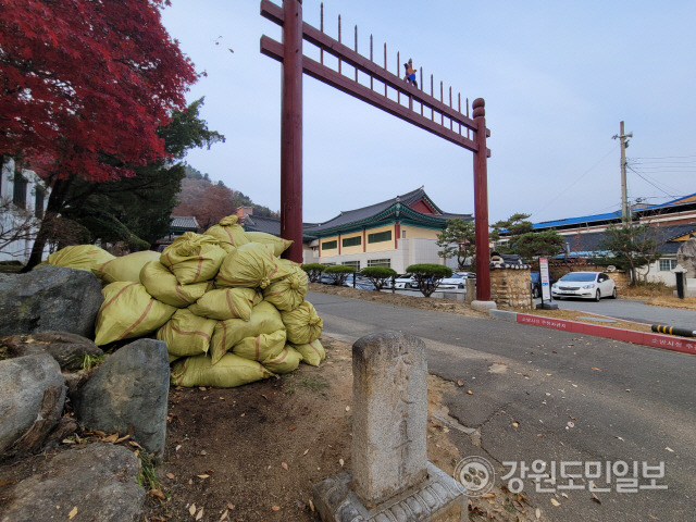 ▲ 10일 홍천향교 정문과 하마비 앞에는 쓰레기를 모아둔 것으로 추정되는 자루가 무더기로 쌓여있다 이시명