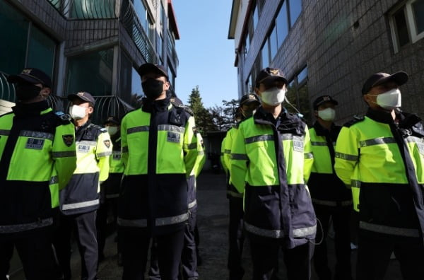 '수원 발발이'로 불린 연쇄성폭행범 박병화가 거주 중인 경기도 화성시 원룸 주변을 경찰이 통제하고 있다. /사진=연합뉴스