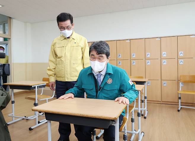 Deputy Prime Minister and Education Minister Lee Ju-ho (right) on Thursday inspects the readiness for the Suneung of Chungju High School in Chungju, North Chungcheong Province, one of the venues of the college entrance examination a week later. (Yonhap)