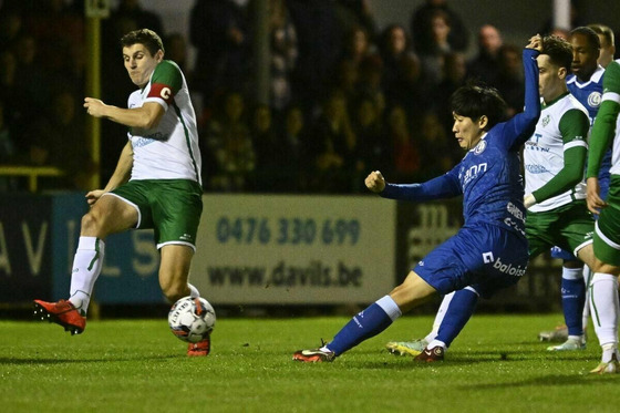 Hong Hyun-seok of KAA Gent shoots during a Croky Cup round of 32 match against KFC Dessel Sport at Armand Melis Stadion, Dessel, Belgium on Wednesday. [SCREEN CAPTURE]