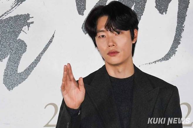 배우 류준열이 10일 오후 서울 용산구 CGV용산아이파크몰에서 열린 영화 '올빼미' 언론시사회에 참석해 포토타임을 갖고 있다.