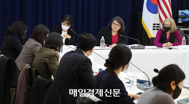 테아 켄들러 미국 상무부 수출 담당 차관보가 10일 오전 서울 용산구 아메리칸 디플로머시 하우스 서울에서 열린 기자간담회에서 취재진의 질문에 답하고 있다. 2022.11.10 [박형기기자]