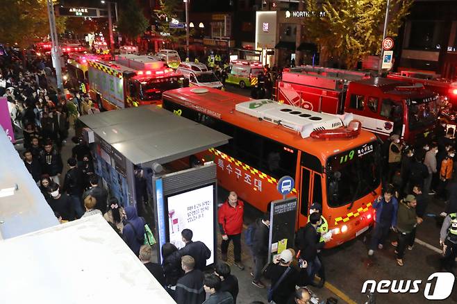 지난달 30일 새벽 서울 용산구 이태원 일대 도로가 압사 사고로 인해 출동한 소방차와 구급차로 가득 차 있다. /사진=뉴스1