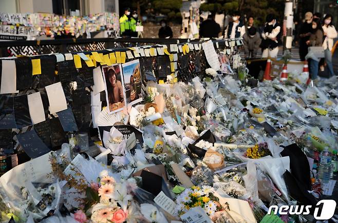 지난 8일 오후 서울 용산구 이태원역 1번 출구에 마련된 이태원 참사 희생자 추모공간에서 시민들이 희생자를 애도하고 있다. /사진=뉴스1