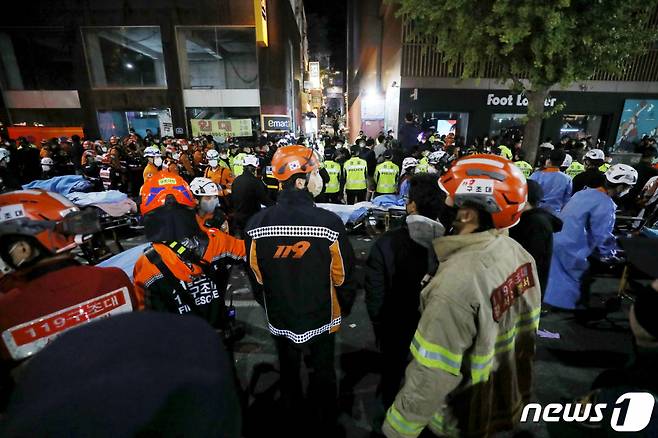 지난달 30일 새벽 서울 용산구 이태원 일대에서 의료진과 구급대원들이 압사 사고가 발생한 지역을 수습하고 있다. /사진=뉴스1