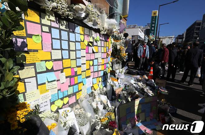 지난 5일 오후 서울 용산구 이태원역 1번출구에 마련된 이태원 참사 추모공간에 추모의 글이 붙여있다. /사진=뉴스1