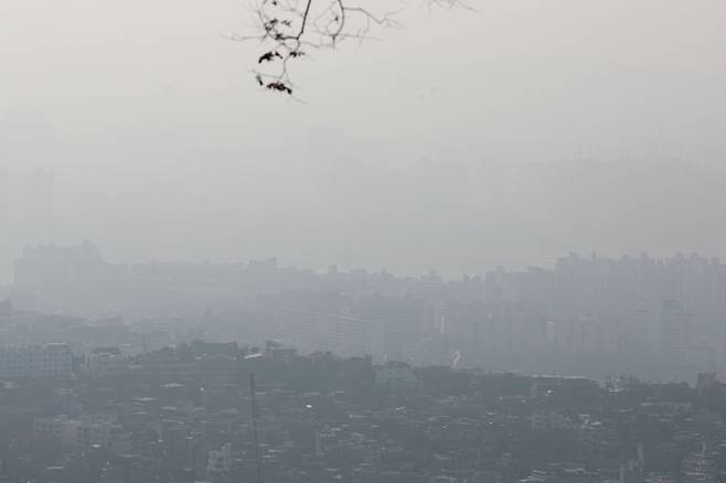 서울 전역에 초미세먼지 주의보가 발령됐다. 사진은 지난 8일 오전 서울 중구 남산공원에서 바라본 뿌연 서울 전경. /사진=뉴시스