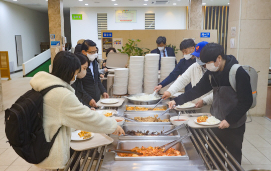 100원의 아침밥 : 전남대 학생들이 단 돈 100원으로 아침식사를 할 수 있는 ‘100원의 아침밥’을 먹기 위해 학내 식당에서 자율배식을 하고 있다. 전남대 제공