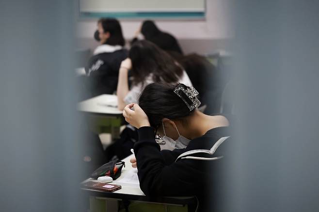 교육당국은 수능을 앞두고 시험장에서 발생할 수 있는 위험에 대한 대비도 함께 하고 있다. 사진은 2023학년도 대학수학능력시험(수능)을 앞두고 마지막 모의평가 치러진 한 고등학교 교실 모습으로 기사내용과 무관하다[연합]