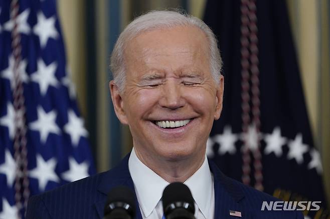 [워싱턴=AP/뉴시스] 조 바이든 미국 대통령이 9일(현지시간) 백악관 스테이트 다이닝룸에서 기자간담회를 하며 미소를 짓고 있다. 바이든 대통령은 중간선거에 대해 "아직 모든 결과를 알지는 못하지만 '거대한 붉은 물결(공화당 압승)'은 없었다"라고 평가했다. 이어 재선 도전과 관련해 "서두르지 않는다"라고 밝혔다. 2022.11.10.