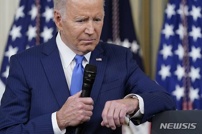 [워싱턴=AP/뉴시스] 조 바이든 미국 대통령이 9일(현지시간) 백악관 스테이트 다이닝룸에서 기자간담회를 하고 있다. 바이든 대통령은 중간선거에 대해 "아직 모든 결과를 알지는 못하지만 '거대한 붉은 물결(공화당 압승)'은 없었다"라고 평가했다. 이어 재선 도전과 관련해 "서두르지 않는다"라고 밝혔다. 2022.11.10.