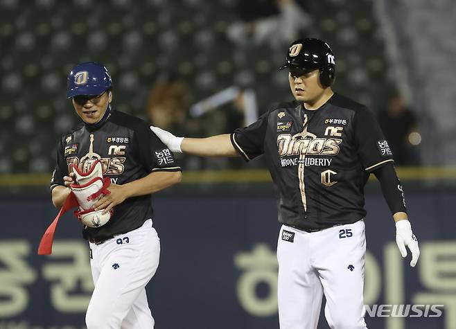 [서울=뉴시스] 김근수 기자 = 20일 오후 서울 송파구 잠실야구장에서 열린 NC 다이노스와 두산베어스의 경기, 3회초 NC 공격 NC 양의지가 2루타를 치고 있다. 2022.09.20. ks@newsis.com