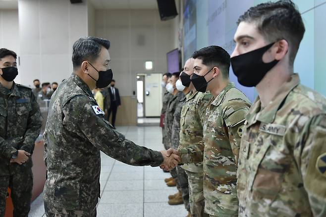 [서울=뉴시스] 김승겸 합참의장이 10일 지상작전사령부에서 함께 근무 중인 미군 장병들에게 코인을 수여하고 있다. (사진=합참) 2022.11.10. photo@newsis.com *재판매 및 DB 금지