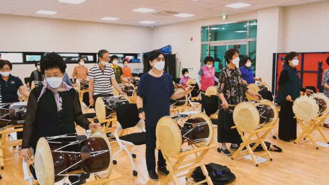 ▲남해군의 어르신들이 장구교육을 받고있다. ⓒ남해군