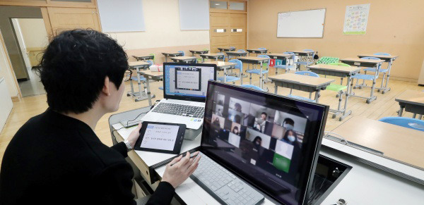 한 교사가 온라인 수업을 하고 있다. 뉴스1