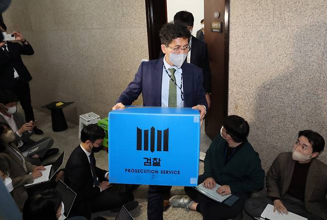 검찰 관계자들이 11월9일 오후 국회 본청에 있는 정진상 더불어민주당 당대표 정무실장 사무실에서 압수수색을 마친 뒤 압수품이 든 박스를 들고나오고 있다. ⓒ 연합뉴스