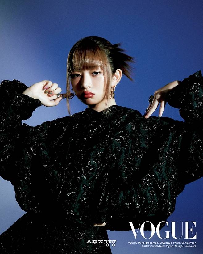 The source of IVE member Lays continuation was the fans.IVE agency Starship Entertainment released a part of the interview with Lays Japanese magazine Vogue Japan cover picture on the 10th.In this photo, she gave her own styling with dark makeup and tight costume, and focused her attention. She showed charisma with her sensual pose, her face and eyes, and completed the atmosphere of the picture.Lay also released the music story of his group IVE, which continues to be popular.Lay recalled that he had his first overseas performance with LOVE DIVE and that he realized that we were really loved by cheering fans at the German performance.After that, I participated very hard in thinking about introducing my own rap on stage about After LIKE, which I made rap making myself. I remember the continuity of the world view story that follows from my debut song  ⁇  Eleven  ⁇  (ELEVEL) I finished the lyrics by connecting them like a puzzle. Lay said, I try to find things that can make me happy, such as reading letters and comments from you, and trying to get rid of bad thoughts and feelings about how to control emotions when I feel down.More pictures and interviews filled with Lays colorful charms and honest stories can be found in the December issue of Vogue Japan.