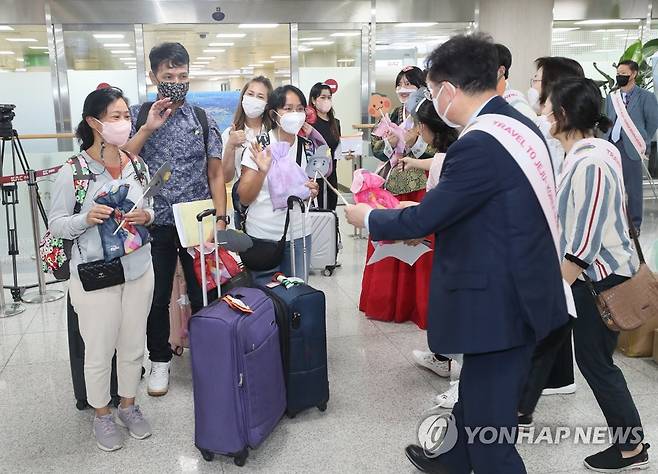 전세기 타고 제주 찾은 태국 관광객들 [연합뉴스 자료사진]