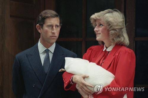 영국 왕위에 오른 찰스 3세가 왕세자 시절 전 부인인 故 다이애나가 함께 찍은 사진. [AP 연합뉴스 자료 사진. 재판매 및 DB 금지]