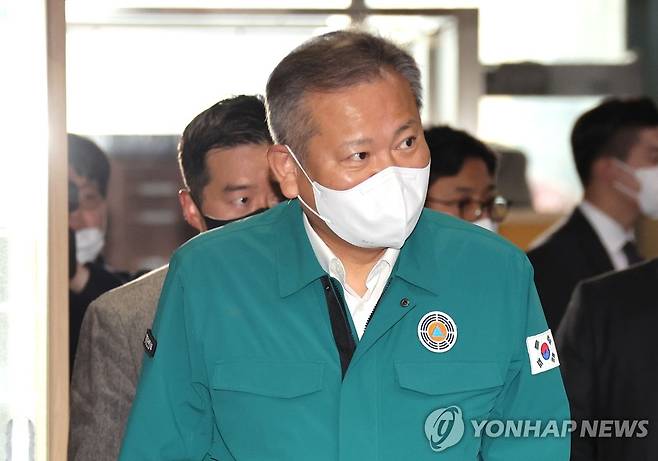 이상민 장관 (서울=연합뉴스) 김승두 기자 = 이상민 행정안전부 장관이 10일 정부서울청사 중앙재난안전대책본부 상황실에서 열린 이태원 사고 중대본 회의에 참석하기 위해 이동하고 있다. 2022.11.10 kimsdoo@yna.co.kr