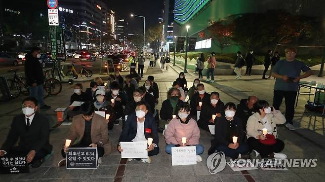 대전에서도 이태원 참사 추모 촛불 (대전=연합뉴스) 이주형 기자 = 대전청년회, 대전지역 대학생 공동체 '궁글림' 등 관계자들이 10일 오후 대전 서구 둔산동 갤러리아타임월드 백화점 별관 앞에서 이태원 참사 추모 행동을 열고 있다. 2022.11.10 coolee@yna.co.kr