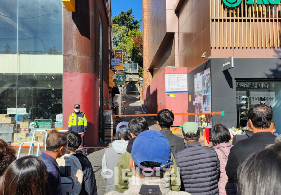 5일 오후 서울 용산구 이태원역 인근 ‘이태원 참사’가 발생한 장소에 추모객들이 모여 있다.(사진=이용성 기자)